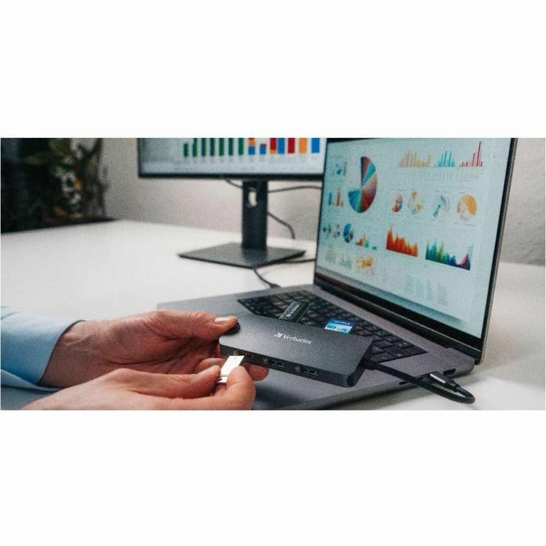 Verbatim USB Type C Docking Station for Notebook - Charging Capability - Memory Card Reader - SD - Alternate view 11