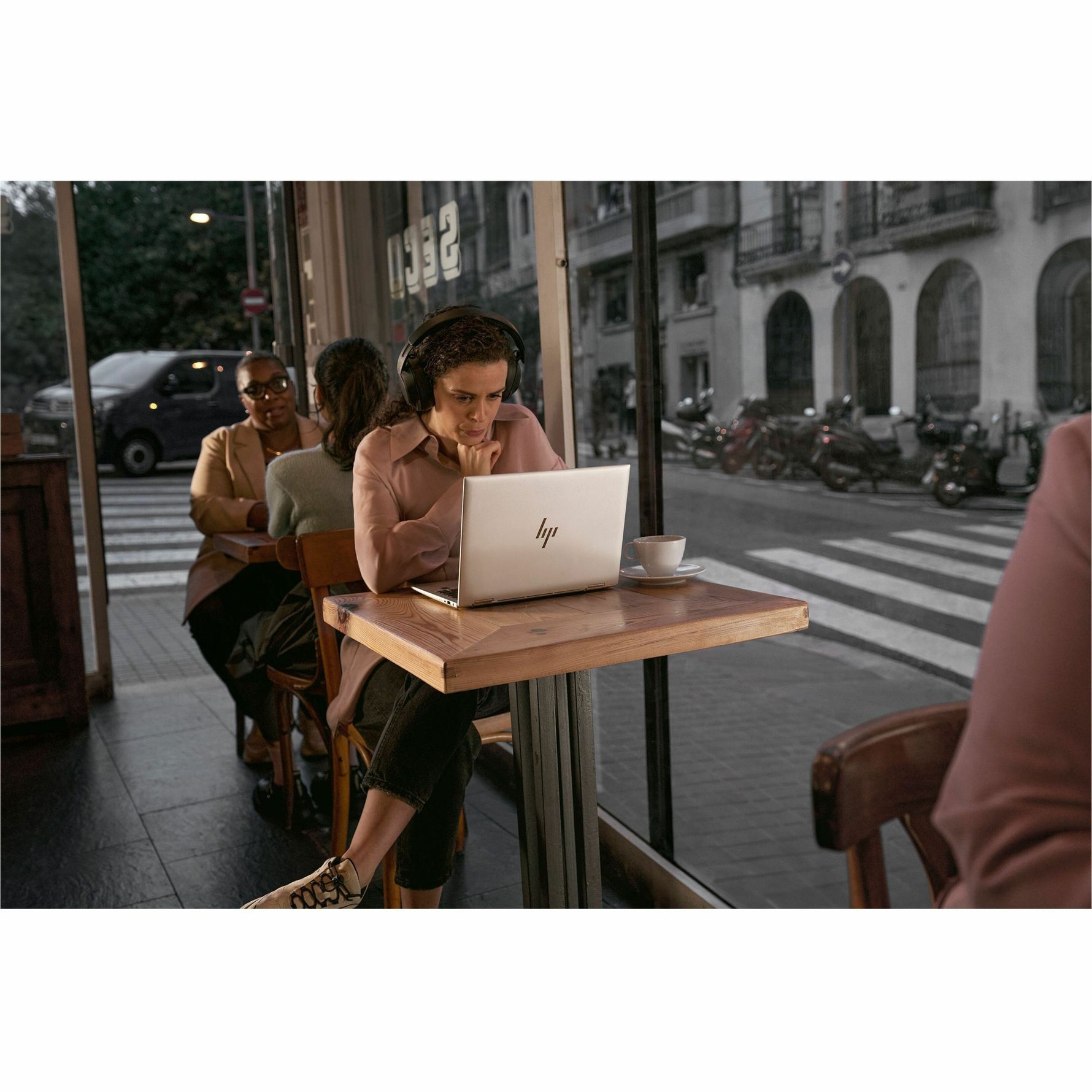 HP EliteBook X Flip G1i 14' Touchscreen Convertible 2 in 1 Notebook - WUXGA - 60 Hz - Intel Core Ultra 7 256V - 16 GB - 512 GB SSD - Glacier Silver
