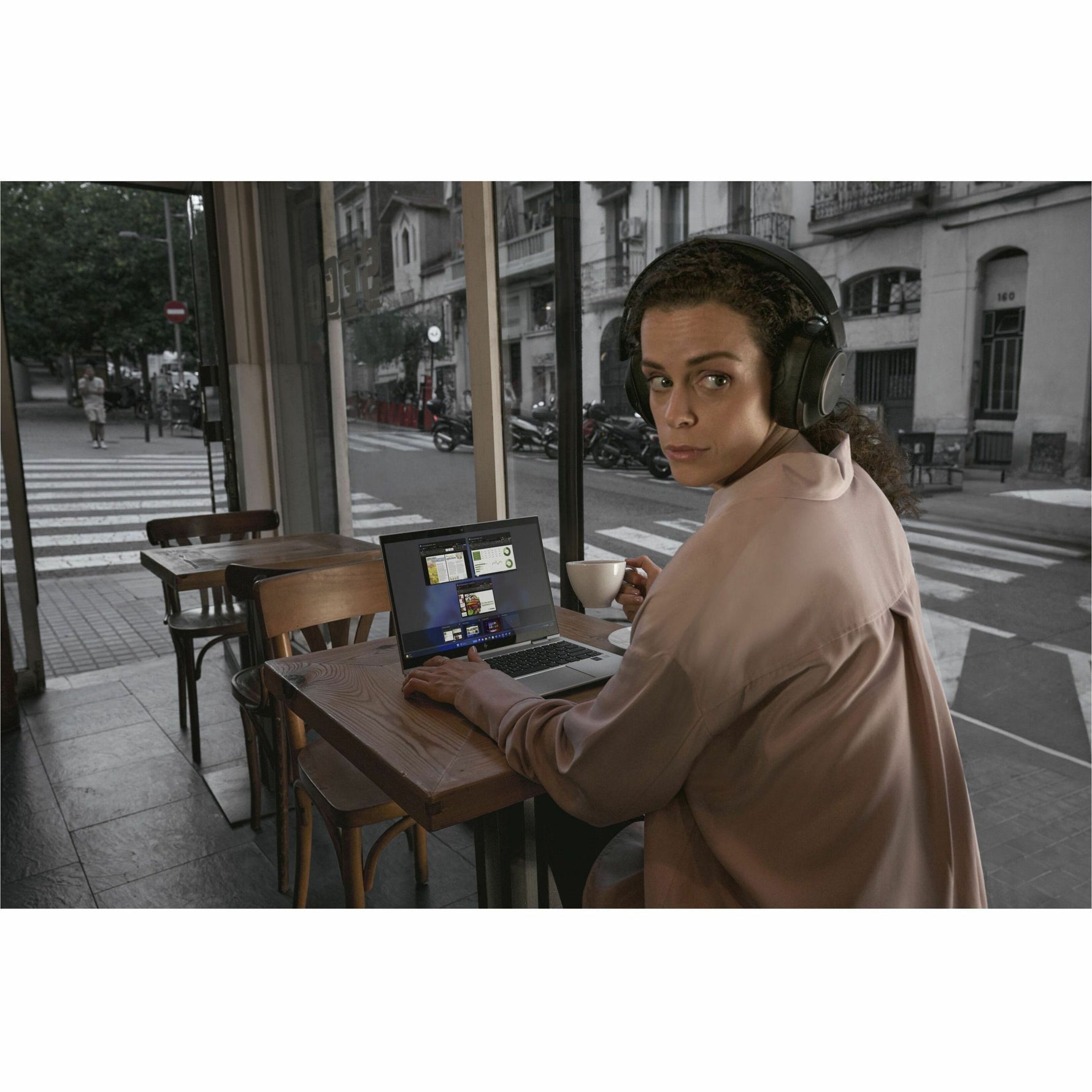 HP EliteBook 6 G1i 14' Notebook - 4G - WUXGA - 60 Hz - Intel Core Ultra 5 225U - 16 GB - 512 GB SSD - Pike Silver Aluminum