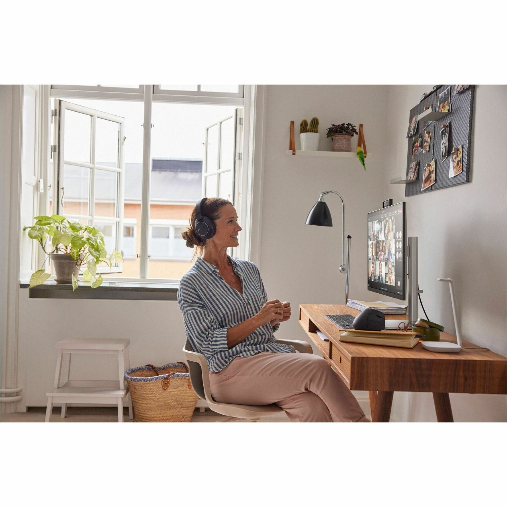 HP EliteStudio 8 AiO G1i All-in-One Computer - Intel Core Ultra 5 235 - 16 GB - 512 GB SSD - 23.8' Full HD Touchscreen - Desktop - Pike Silver - Alternate view 14