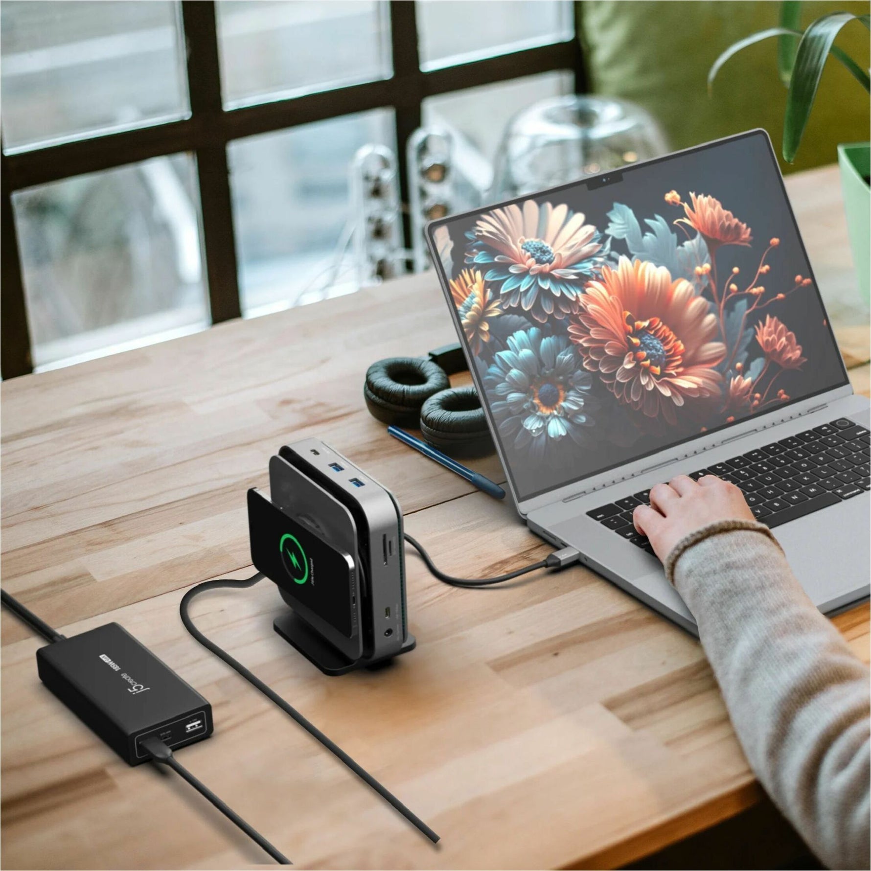 j5create JCD3199 USB Type C Docking Station for TV - Charging Capability - Memory Card Reader - SD - Space Gray - Alternate view 13