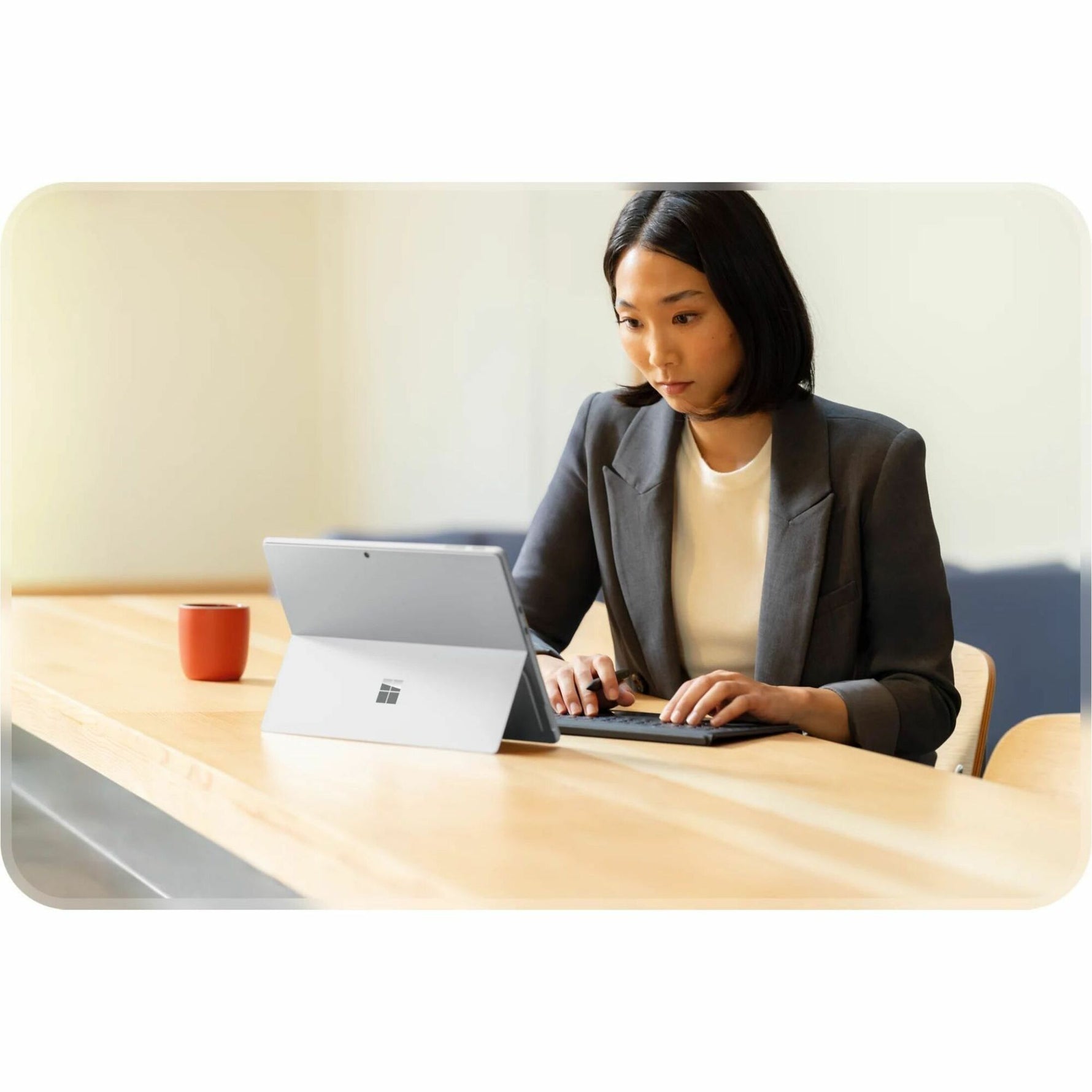 Microsoft Surface Pro (12th Edition) Tablet - 13' - vPro Technology - 16 GB - 512 GB SSD - Windows 11 Pro - Platinum
