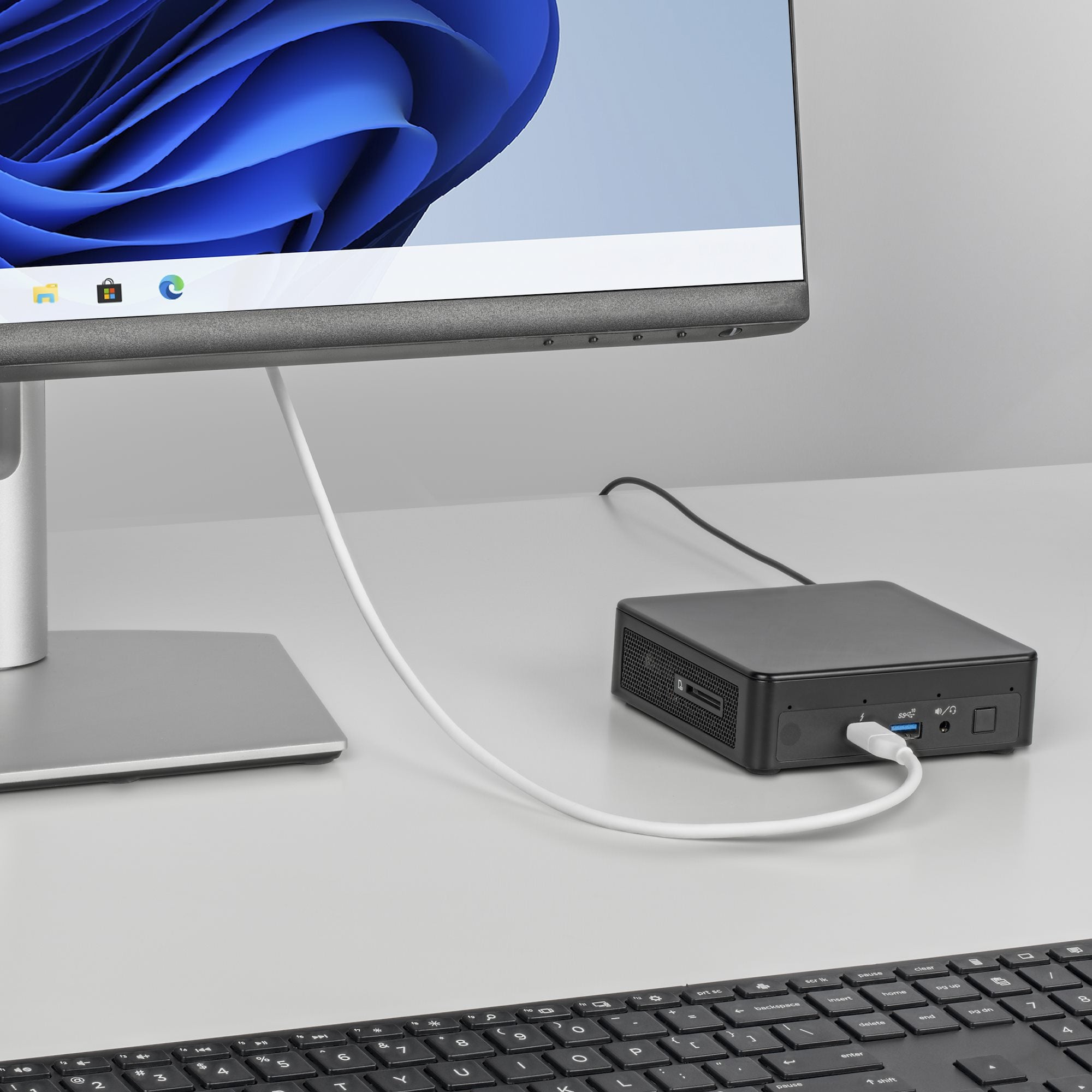StarTech.com 6ft (2m) USB-C to DisplayPort 1.2 Cable, Bidirectional, 4K 60Hz, White Video Adapter Cord for Apple MacBook Pro / Air M1 M2 M3 M4, Mac Mini / Studio, Thunderbolt Compatible