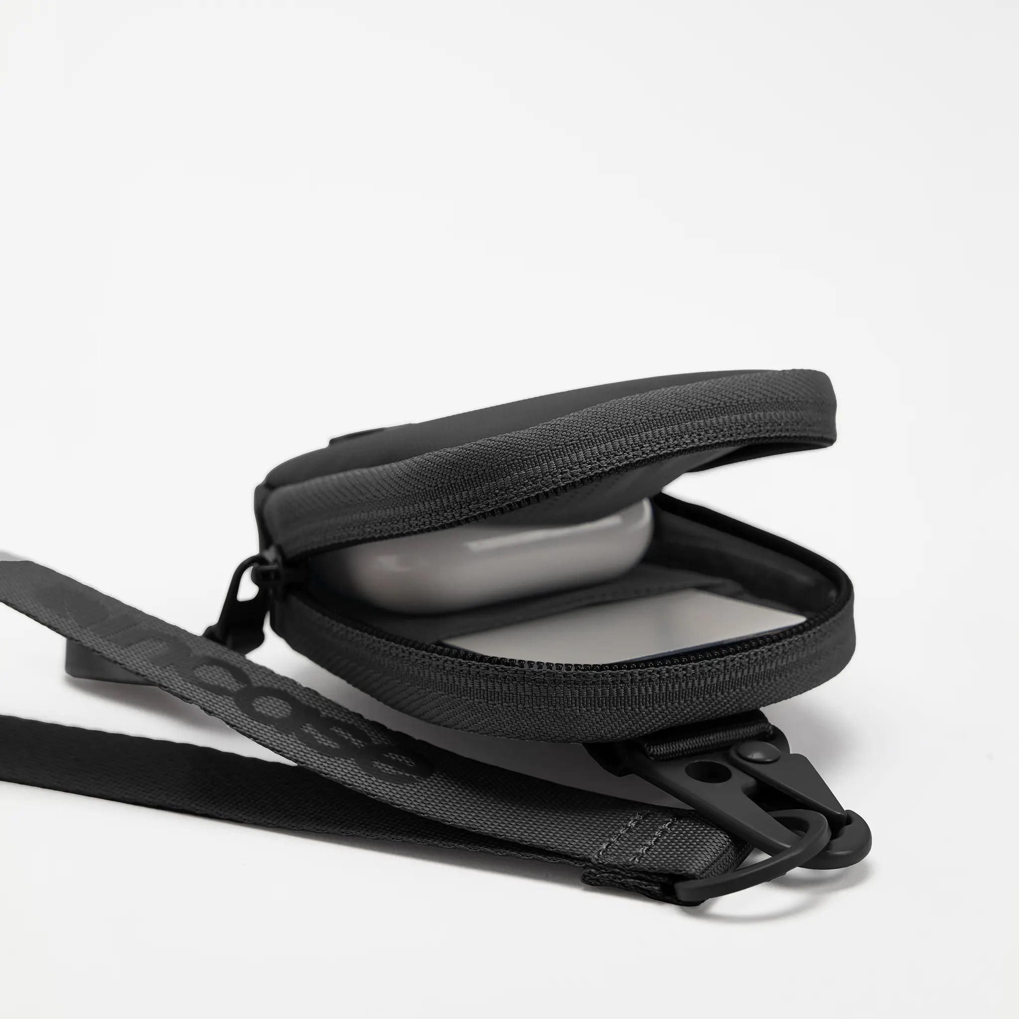 Incase A.R.C. Compact Pouch With ReSpun 100% Recycled Polyester