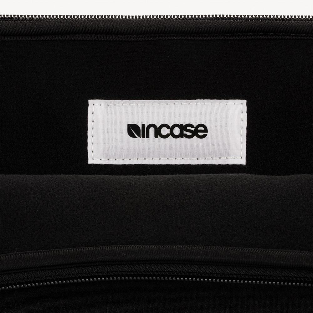 Incase Classic 38.1 cm (15") Sleeve case Black