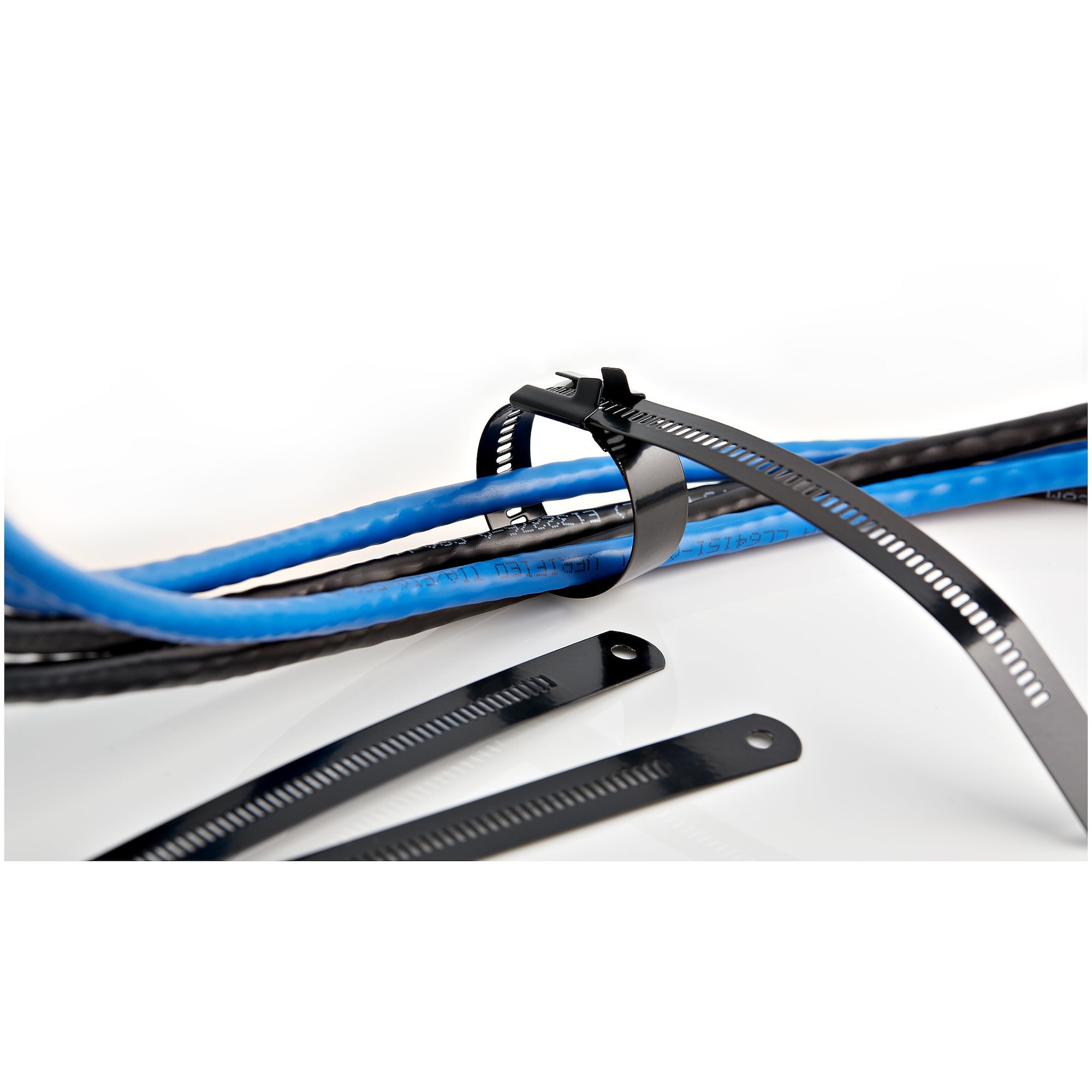 StarTech.com 9"(22cm) Metal Cable Ties - 1/4"(7mm) wide, 2-1/4"(55mm) Bundle Dia. 100lb(45kg) Tensile Strength, Nylon Coated 316 Stainless Steel, Self Locking Metal Detectable Ties, 50 Pack