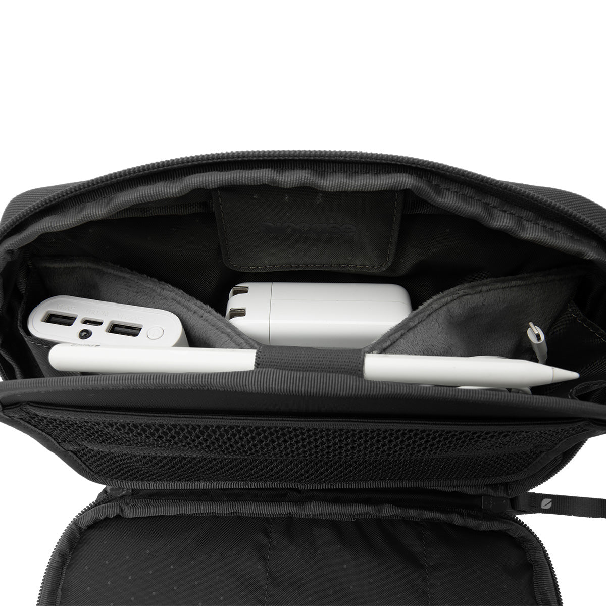 Incase Transfer 33 cm (13") Sleeve case Black