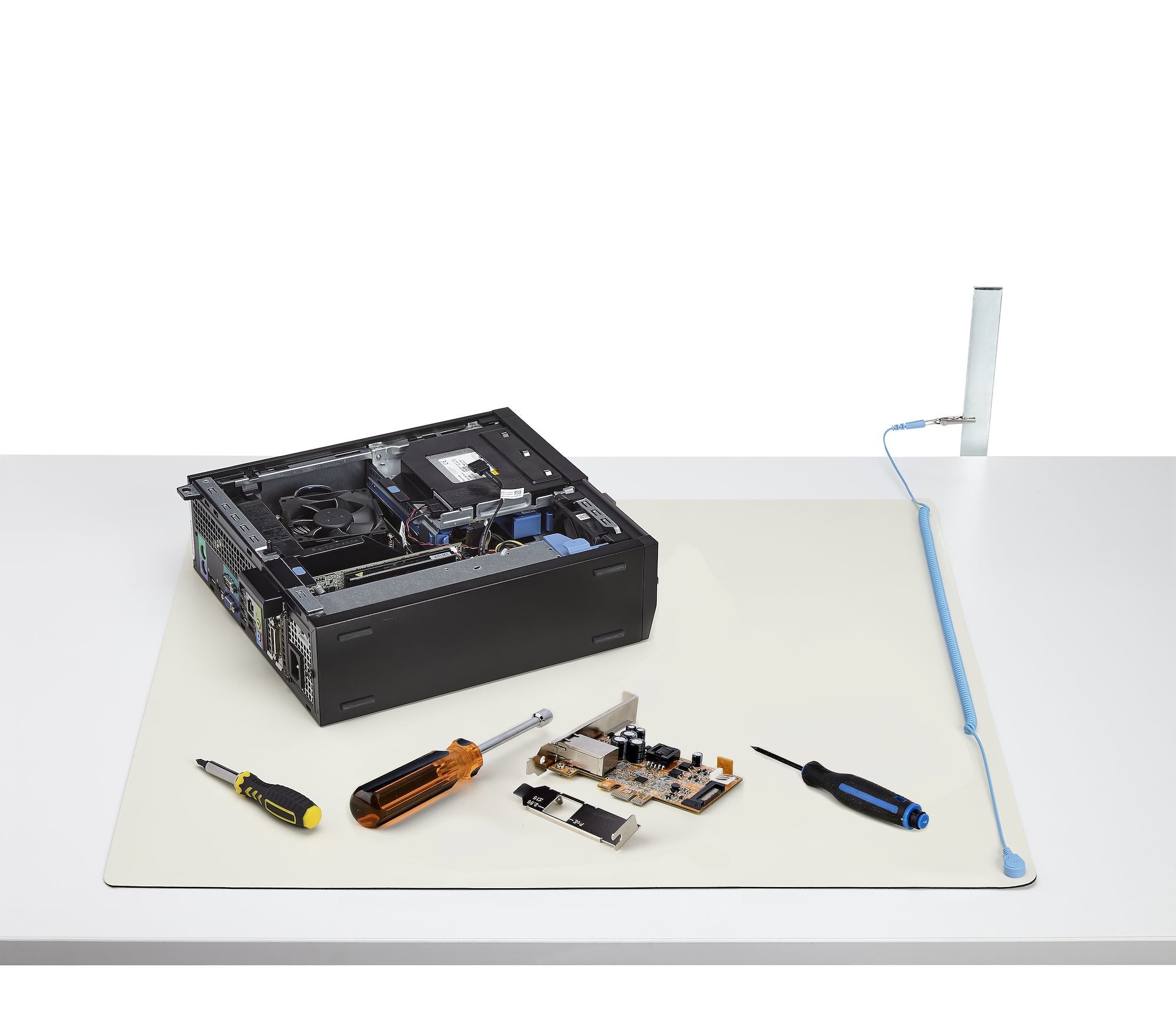 StarTech.com Anti Static Mat, ESD Mat for Electronics Repair, Anti Static Table/Desk Mat w/Detachable Grounding Wire, ANSI/ESD S 4.1, Flexible Thermoplastic Work Pad/Mat, 11x18in (30x46cm)